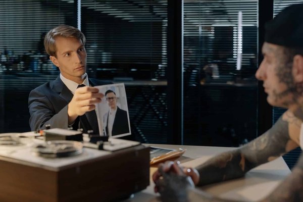 Enquête privée vs Police : Qui résout mieux les faits divers ?